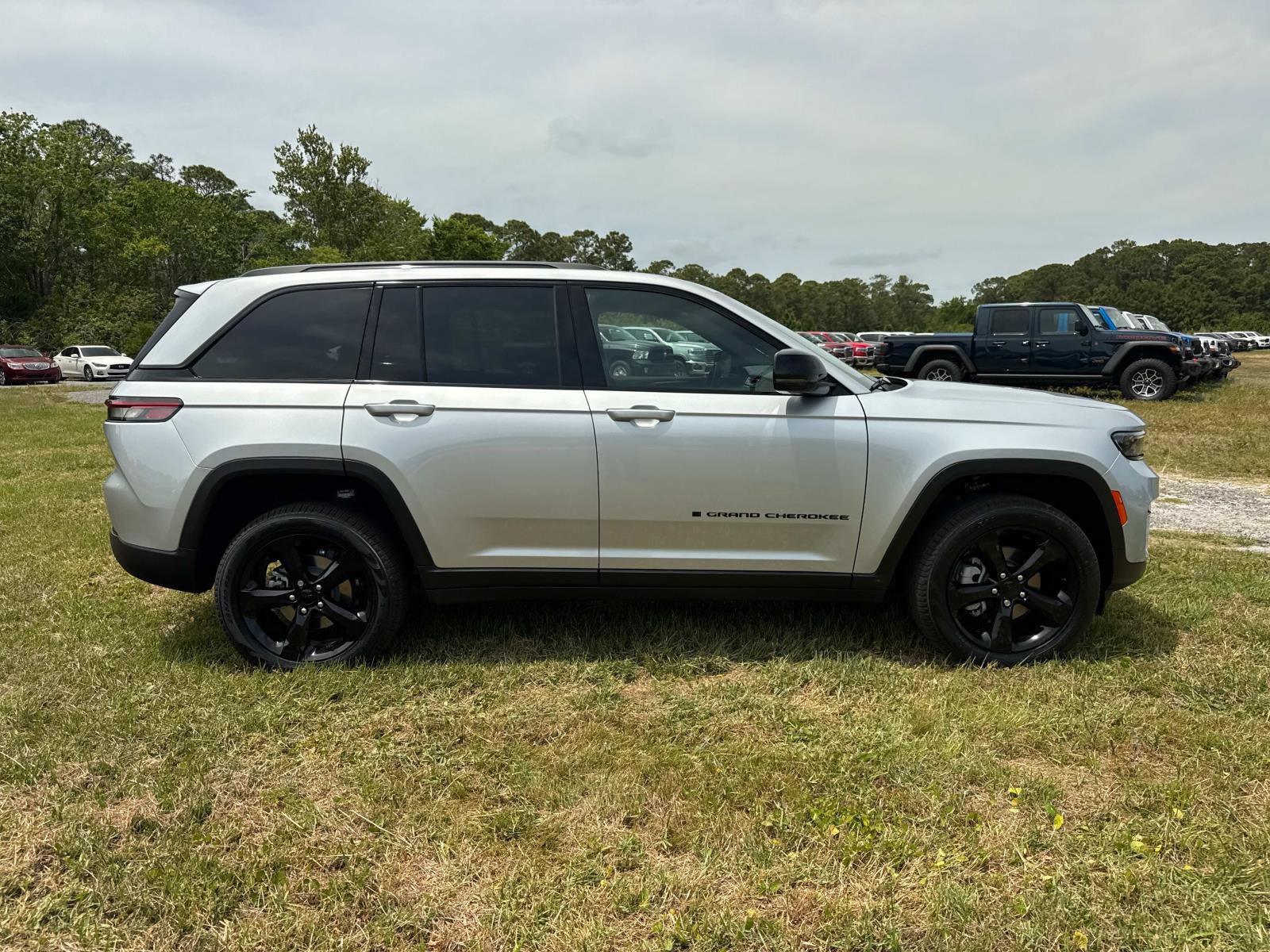 New 2025 Jeep Grand Cherokee Limited w/ Black Appearance Package RWD image 2