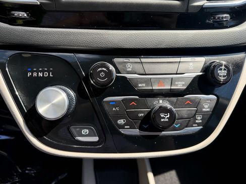 Used 2023 Chrysler Voyager LX FWD image 38