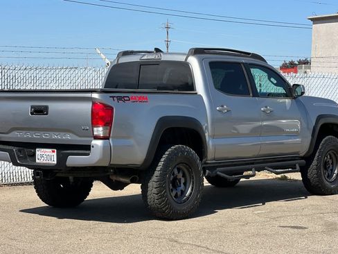 Used 2017 Toyota Tacoma TRD Off-Road AWD/4WD image 3
