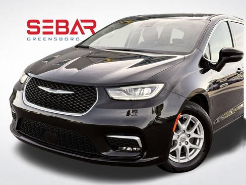 Used 2023 Chrysler Pacifica Touring-L FWD image 3