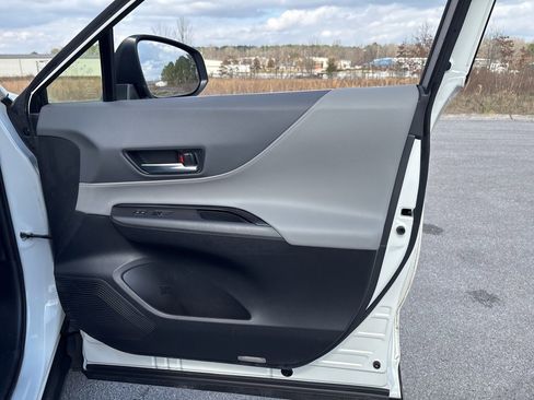 Used 2022 Toyota Venza LE image 35