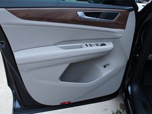 Certified 2025 Volkswagen Atlas SE image 13