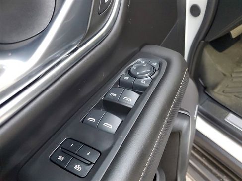 Used 2024 GMC Yukon XL SLT w/ SLT Luxury Package image 17