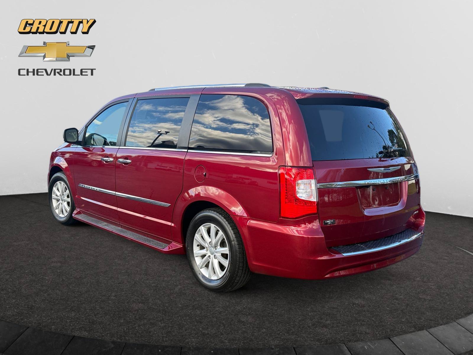 Used 2016 Chrysler Town & Country Limited Platinum FWD image 3
