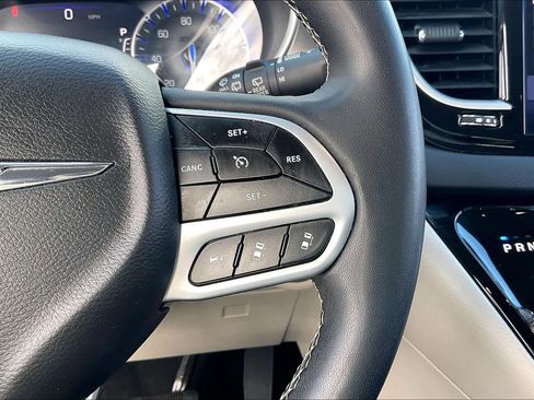 Used 2023 Chrysler Pacifica Touring-L image 25