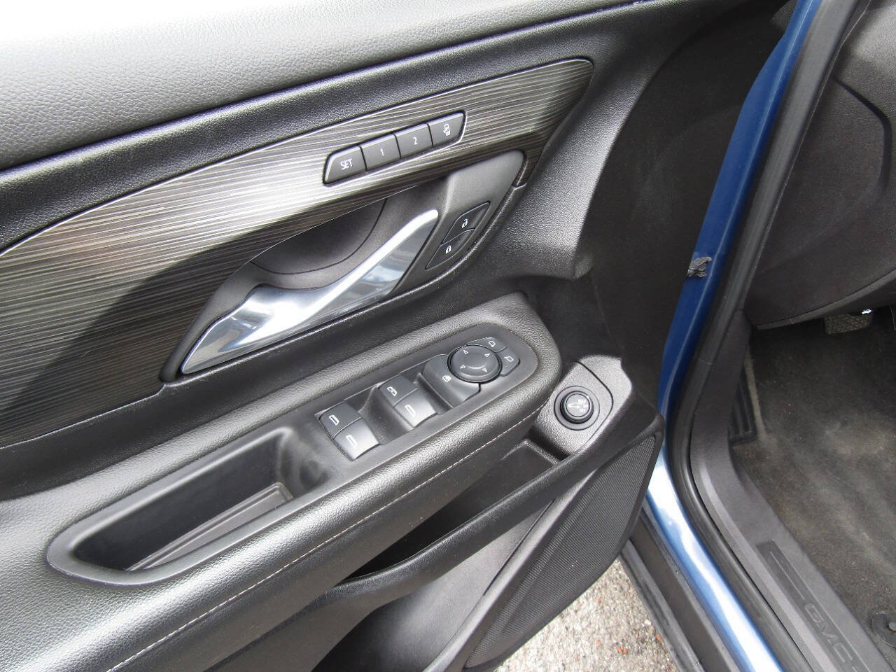 Used 2024 GMC Terrain SLT AWD/4WD image 23