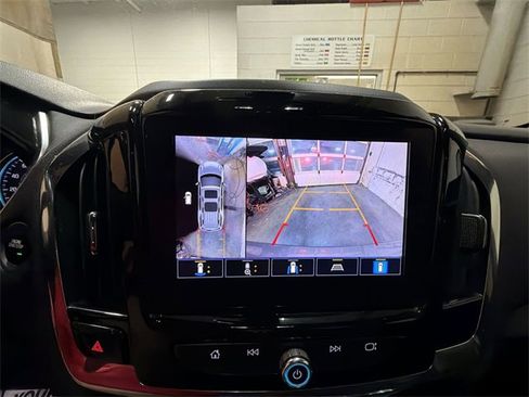 Used 2023 Chevrolet Traverse LT w/ Rear Camera Mirror Package image 17
