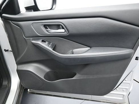Used 2025 Nissan Rogue SV FWD image 29