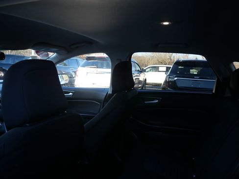 Used 2021 Ford Edge SE image 21