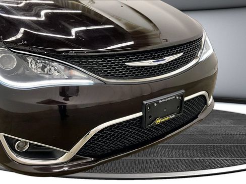 Used 2018 Chrysler Pacifica Touring-L FWD image 31