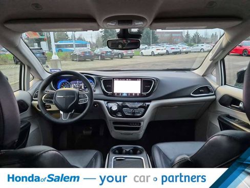 Used 2024 Chrysler Pacifica Touring-L image 10