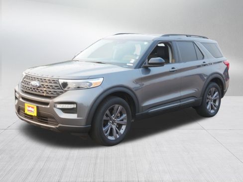 Used 2023 Ford Explorer XLT w/ Equipment Group 202A AWD/4WD image 3