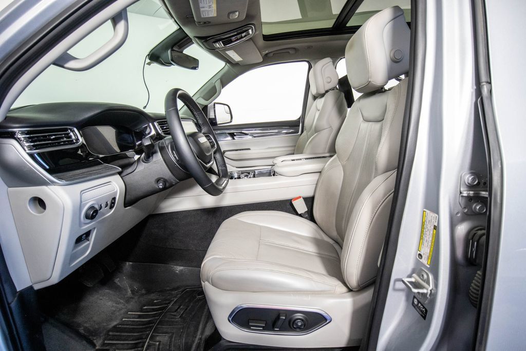 Used 2022 Jeep Wagoneer Series III w/ Premium Group I AWD/4WD image 8