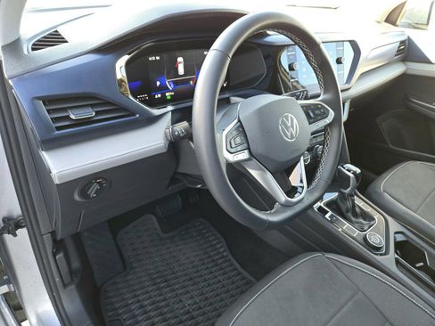Used 2024 Volkswagen Taos SE AWD/4WD image 8