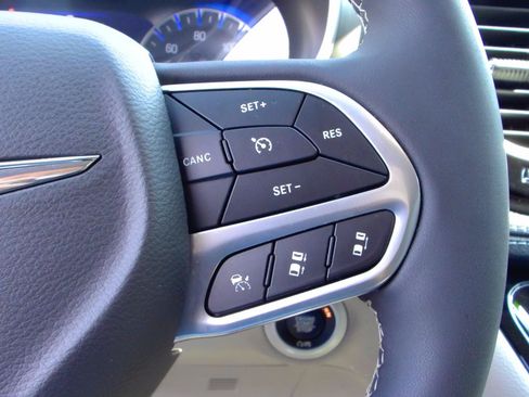 Used 2023 Chrysler Pacifica Touring-L FWD image 20