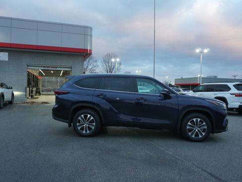 Used 2025 Toyota Highlander XLE image 3