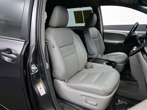 Used 2017 Toyota Sienna Limited Premium image 14
