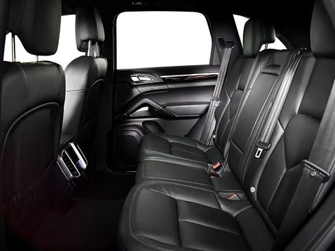 Used 2015 Porsche Cayenne S image 39