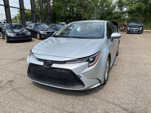 Used 2022 Toyota Corolla LE FWD image 2