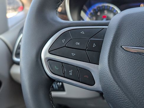 Used 2024 Chrysler Pacifica Limited image 27