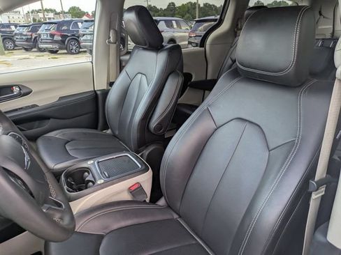 Used 2024 Chrysler Pacifica Touring-L FWD image 14
