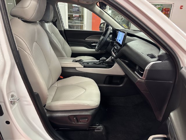 Certified 2025 Toyota Grand Highlander FWD image 16