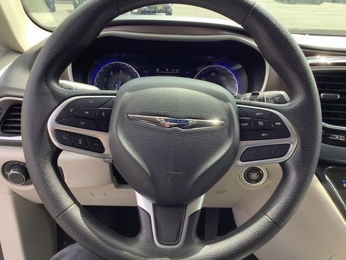 Used 2021 Chrysler Voyager Lxi image 11