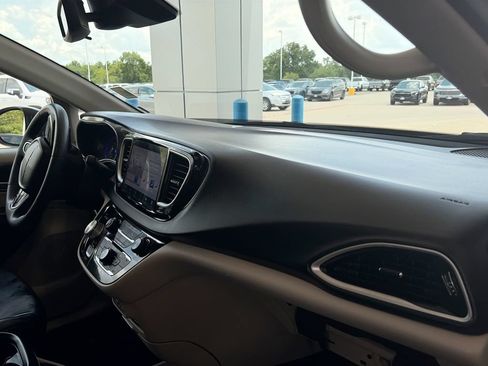 Used 2023 Chrysler Pacifica Touring-L FWD image 30