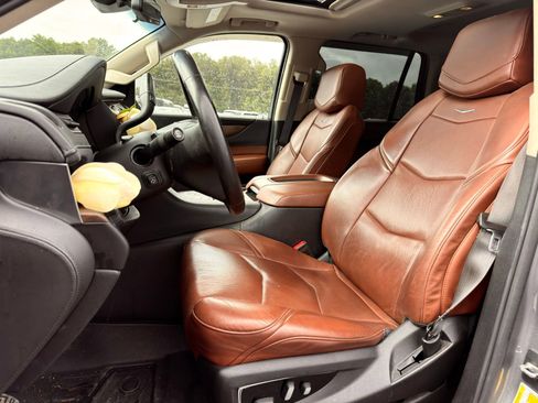 Used 2019 Cadillac Escalade Luxury AWD/4WD image 19