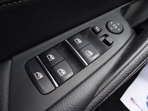 Used 2019 BMW 530e xDrive w/ Convenience Package image 25