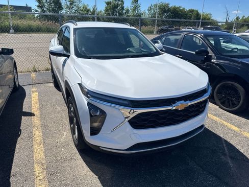 Used 2025 Chevrolet Trax LT FWD image 5
