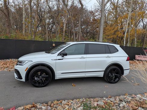 Certified 2024 Volkswagen Tiguan SE R-Line image 2