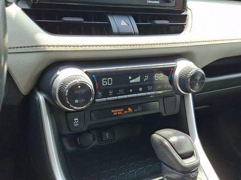 Used 2021 Toyota RAV4 XLE w/ Convenience Package AWD/4WD image 18