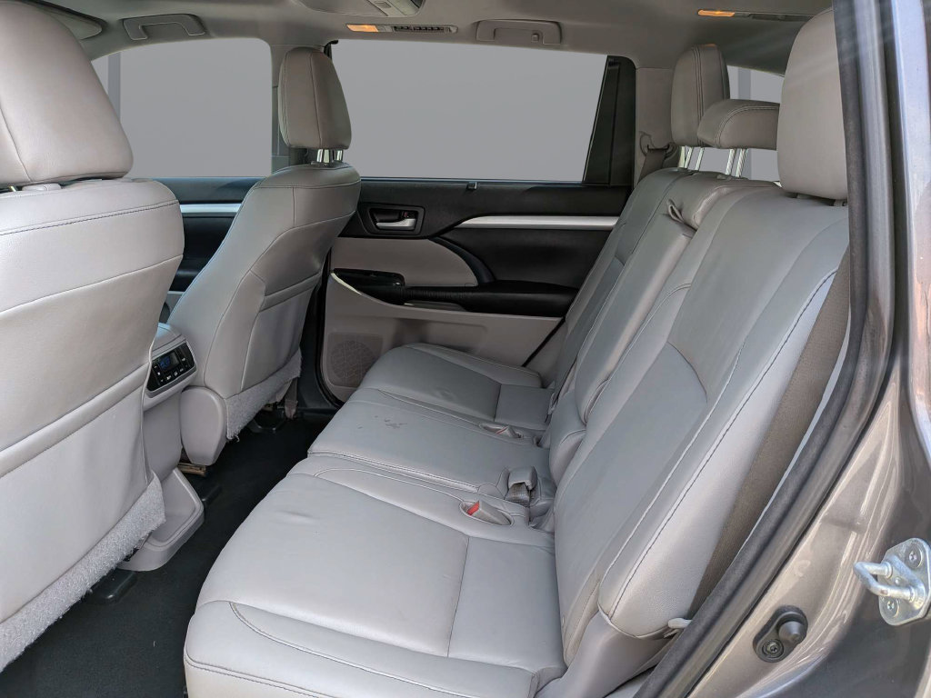 Used 2016 Toyota Highlander XLE FWD image 13