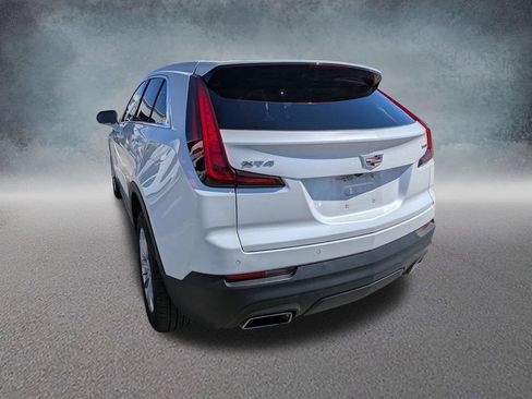 Used 2023 Cadillac XT4 Luxury w/ Cold Weather Package FWD image 7