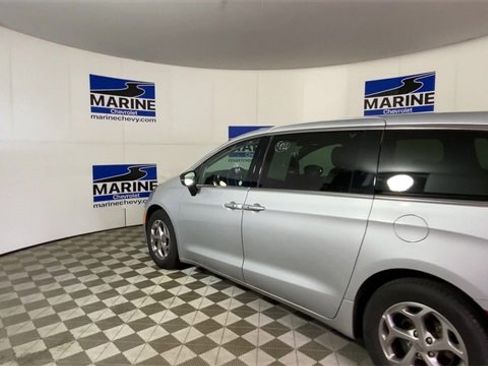 Used 2024 Chrysler Pacifica Limited image 8