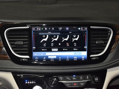 Used 2022 Chrysler Pacifica Limited AWD/4WD image 33
