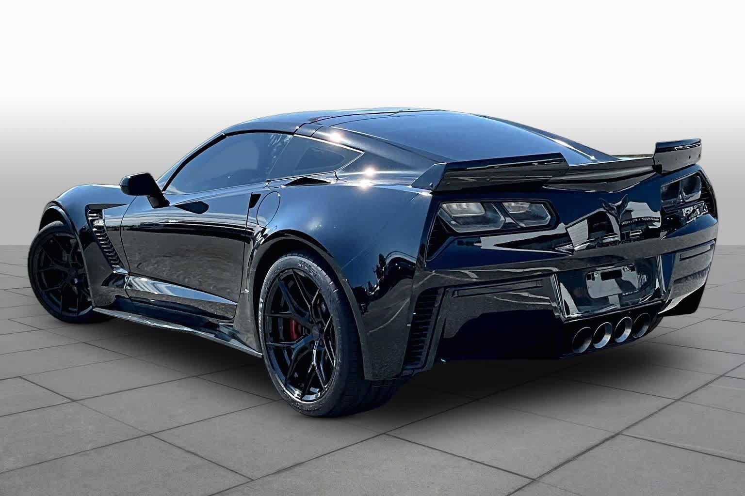 Used 2015 Chevrolet Corvette Z06 w/ 3LZ Preferred Equipment Group RWD image 10