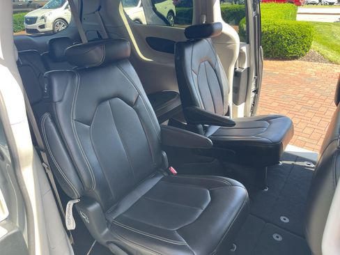 Used 2024 Chrysler Pacifica Touring-L FWD image 26