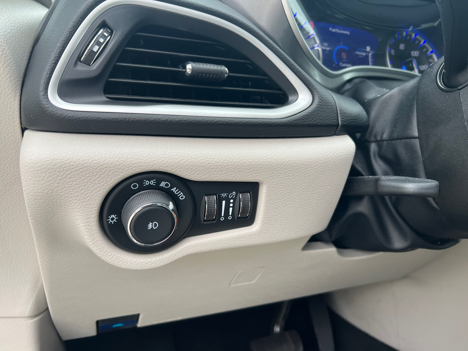 Used 2024 Chrysler Pacifica Touring-L FWD image 34