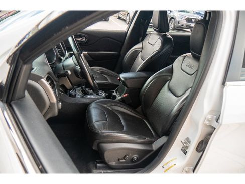 Used 2021 Jeep Cherokee Latitude Lux w/ Comfort/Convenience Group AWD/4WD image 12