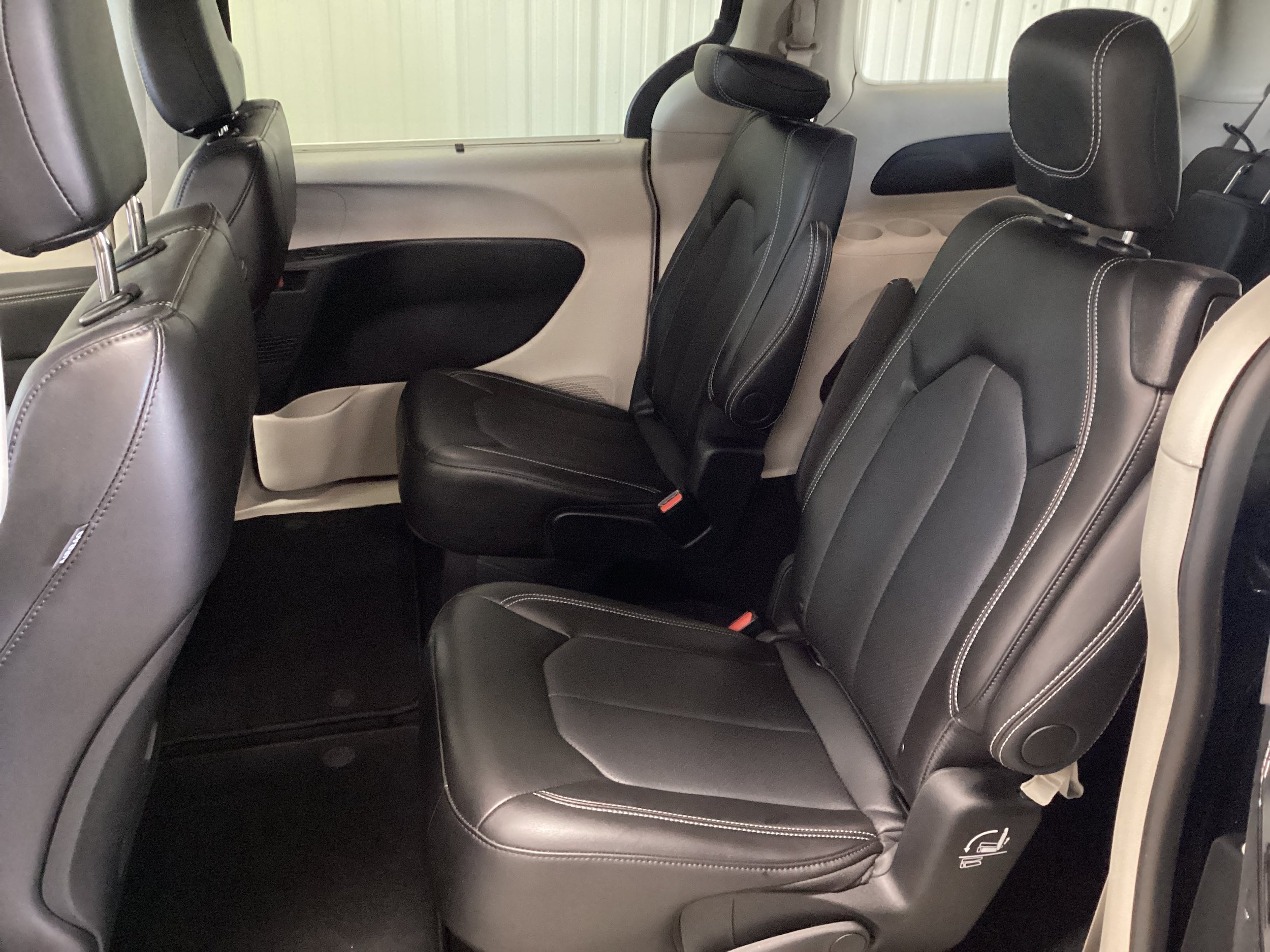 Used 2024 Chrysler Pacifica Touring-L AWD/4WD image 32