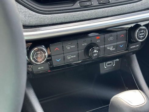 Used 2023 Jeep Compass Latitude w/ Convenience Group AWD/4WD image 26
