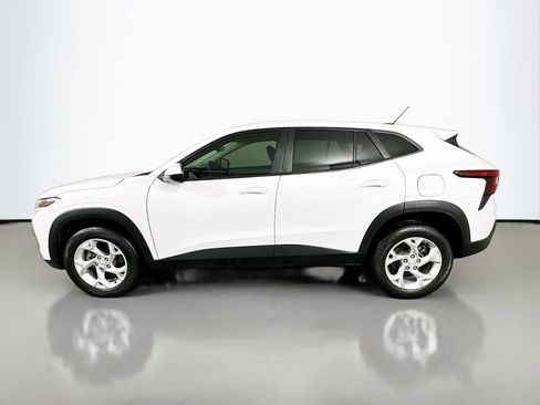Used 2025 Chevrolet Trax LS w/ LS Convenience Package FWD image 8