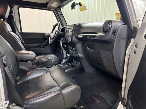 Used 2012 Jeep Wrangler Unlimited Sahara image 25