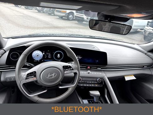 Used 2025 Hyundai Elantra SEL FWD image 4