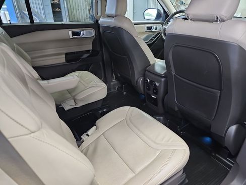 Used 2020 Ford Explorer Platinum w/ Premium Technology Package AWD/4WD image 11