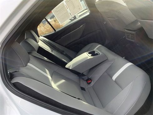 Used 2025 Toyota Camry SE image 12