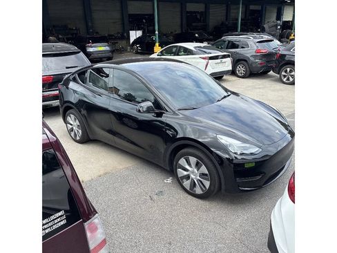 Used 2024 Tesla Model Y Long Range AWD/4WD image 2