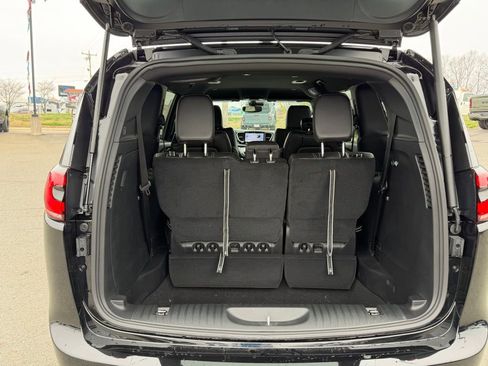New 2026 Chrysler Pacifica Select image 5